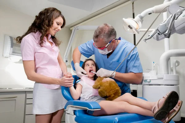 Jovem Mulher Seu Assistente Sala Dentistas — Fotografia de Stock