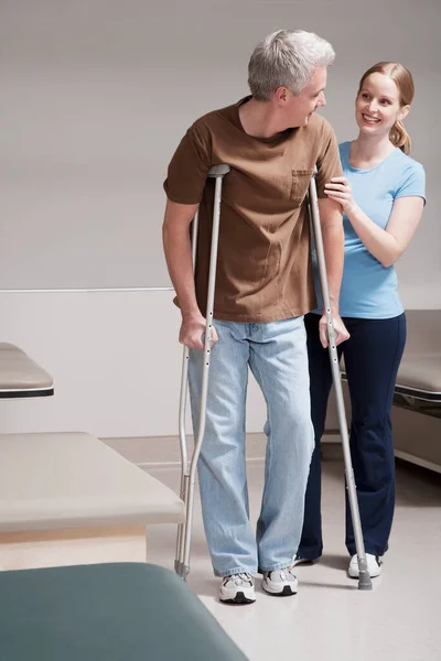 在医院有拐杖的老夫妇 — 图库照片