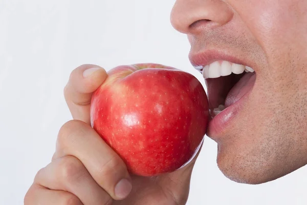 Close Van Een Jonge Vrouw Met Rode Appel — Stockfoto