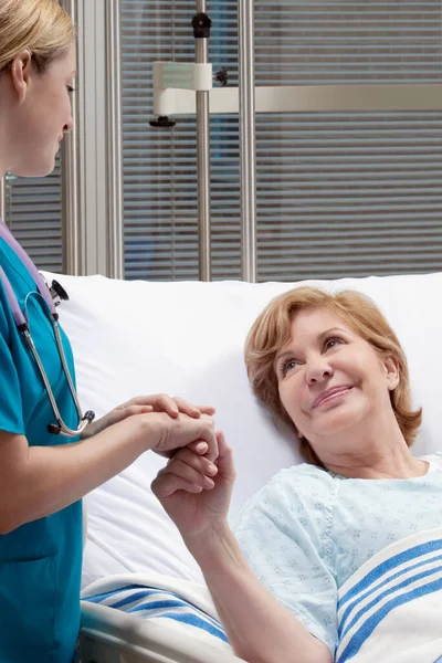 Pielęgniarka Badająca Starszą Kobietę Stetoskopem Szpitalu — Zdjęcie stockowe