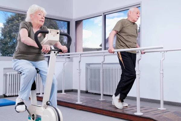 Senioren Paar Trainiert Mit Trainer Fitnessstudio — Stockfoto