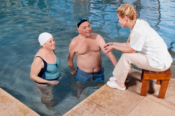 Pareja Joven Piscina — Foto de Stock