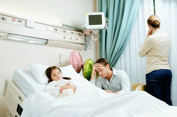 Молода Пара Лікарняному Ліжку Своєю Дитиною Кімнаті — стокове фото