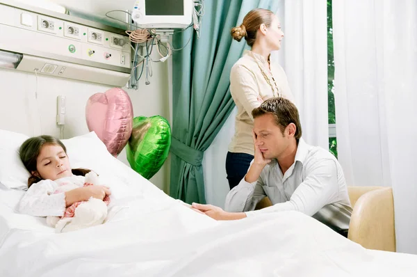 Νεαρό Ζευγάρι Στο Κρεβάτι Του Νοσοκομείου — Φωτογραφία Αρχείου