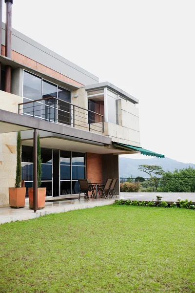 Casa Moderna Con Césped Verde Techo Madera —  Fotos de Stock