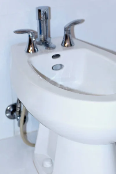 Lavabo Bianco Con Rubinetto Bagno — Foto Stock