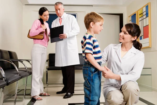 Famille Avec Patient Hôpital — Photo