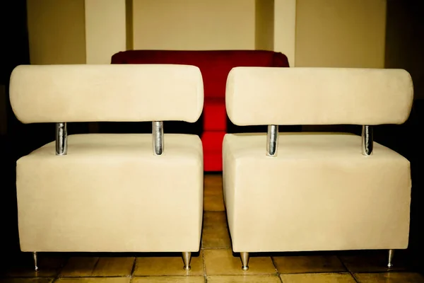 Sandalyesi Olan Modern Bir Otel Odasının Yakın Plan Fotoğrafı — Stok fotoğraf