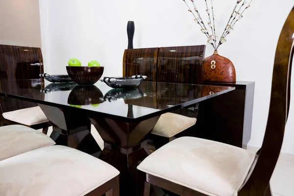 テーブルと椅子付きのモダンなキッチンインテリア — ストック写真