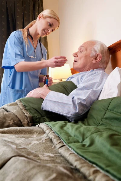 Para Seniorów Leżąca Łóżku Szpitalu — Zdjęcie stockowe