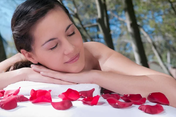 Mooie Jonge Vrouw Liggend Een Massage Tafel Met Rode Handdoek — Stockfoto