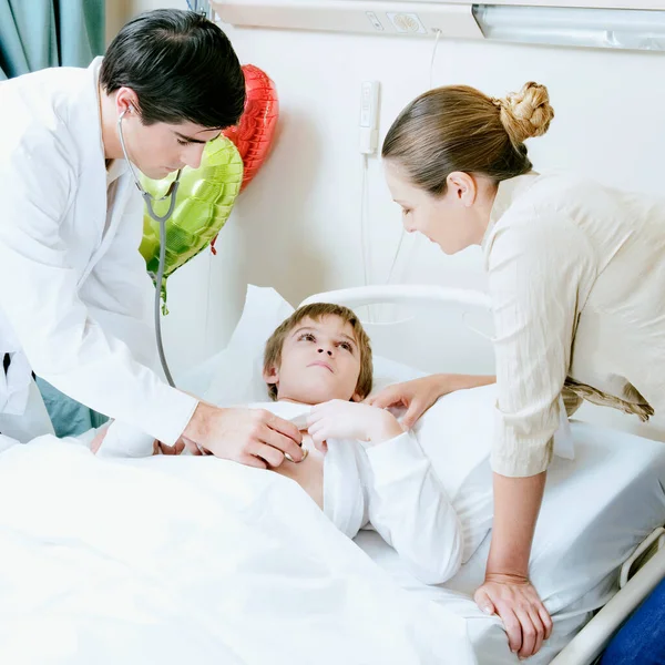 Doctor Examining Patient Hospital — Stock Photo, Image