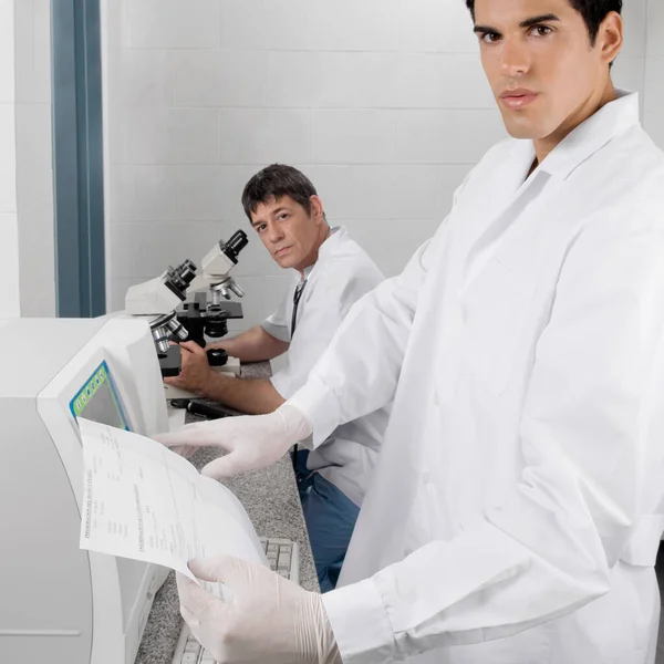 Joven Científico Masculino Que Trabaja Laboratorio — Foto de Stock