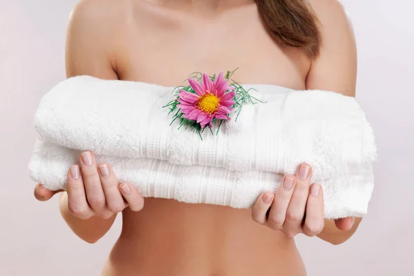 Mooie Vrouw Met Een Handdoek Haar Lichaam — Stockfoto