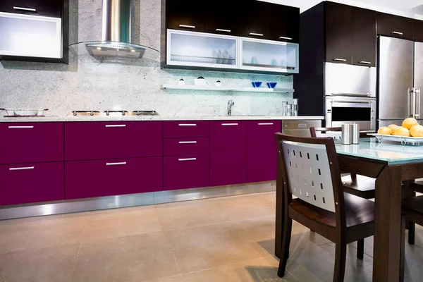 Interior Cozinha Moderna Com Mesa Eletrodomésticos — Fotografia de Stock