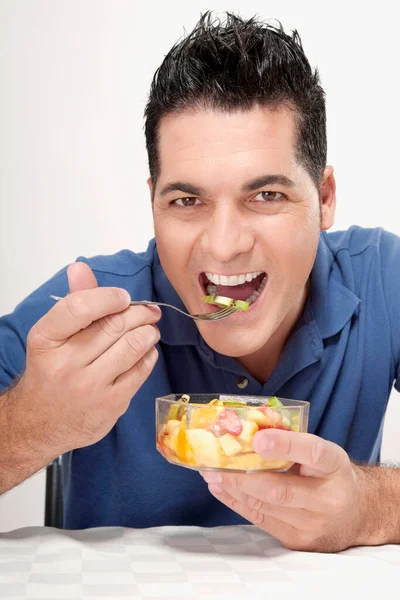 新鮮なサラダでサンドイッチを食べる男 — ストック写真