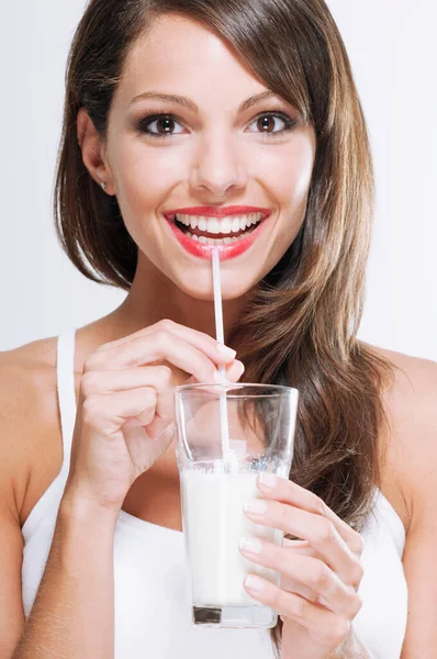 Junge Frau Isst Joghurt Und Trinkt Milch — Stockfoto