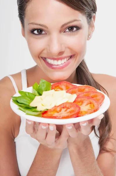 Mulher Sorridente Com Uma Tigela Salada Fresca — Fotografia de Stock