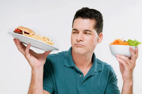 食べ物と不健康な栄養でピザを食べる男 — ストック写真