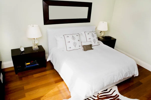 Interior Una Habitación Hotel Con Una Cama Blanca — Foto de Stock