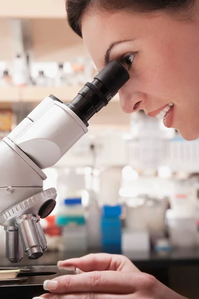 Close Cientista Feminino Olhando Para Microscópio Laboratório — Fotografia de Stock