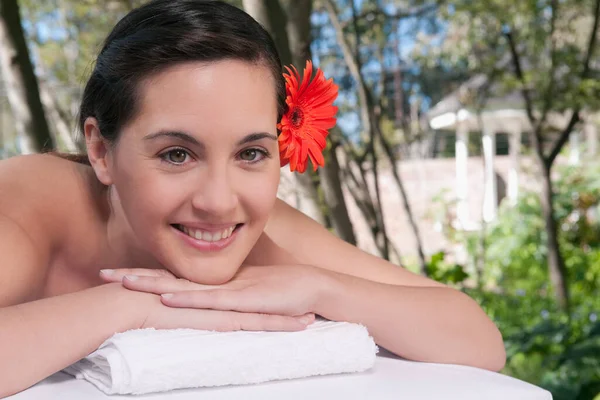 Bela Jovem Mulher Relaxante Salão Spa — Fotografia de Stock