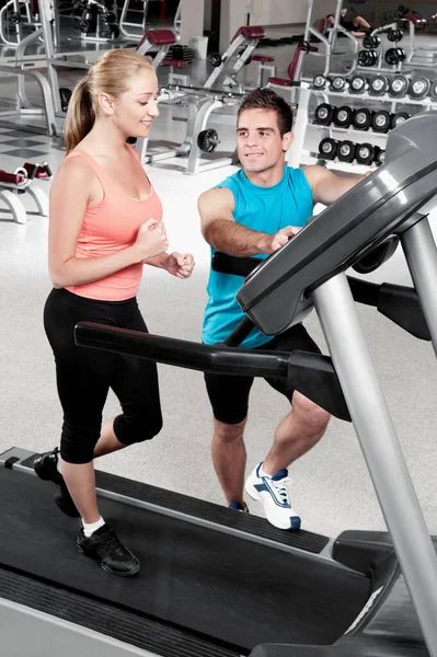 Pareja Joven Haciendo Ejercicio Gimnasio —  Fotos de Stock