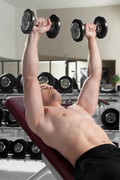 Joven Haciendo Ejercicio Con Pesas Gimnasio —  Fotos de Stock