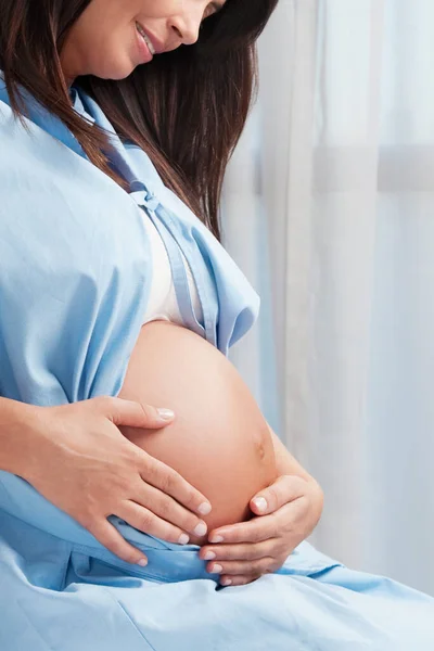 Gravid Kvinna Med Magen Sängen — Stockfoto