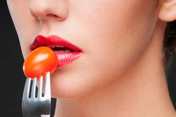 Close Uma Jovem Mulher Comendo Lábios Vermelhos — Fotografia de Stock