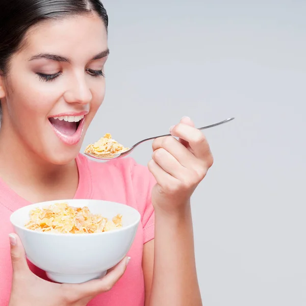Jonge Vrouw Eten Cornflakes Kijken Naar Camera — Stockfoto
