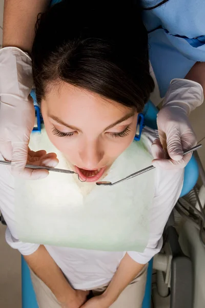 Dentista Examinando Seus Dentes Com Uma Máscara Dentária — Fotografia de Stock