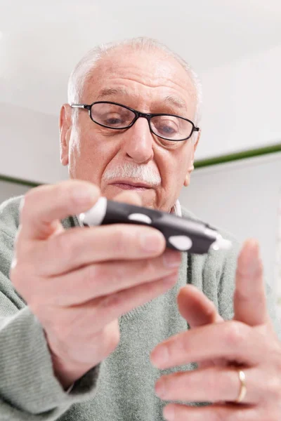 Senior Homme Avec Des Lunettes Thé Utilisant Smartphone — Photo