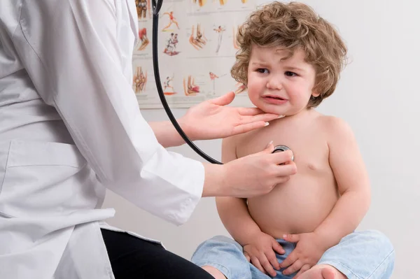 Medico Esaminando Bambino Con Stetoscopio — Foto Stock