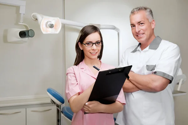 Lächelnde Ärztin Und Ihr Patient Krankenhaus — Stockfoto