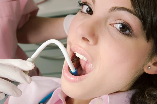 Vrouw Tandarts Onderzoeken Van Haar Tanden Met Een Tandbeugel — Stockfoto