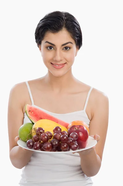 Jovem Segurando Uma Tigela Frutas Frescas — Fotografia de Stock