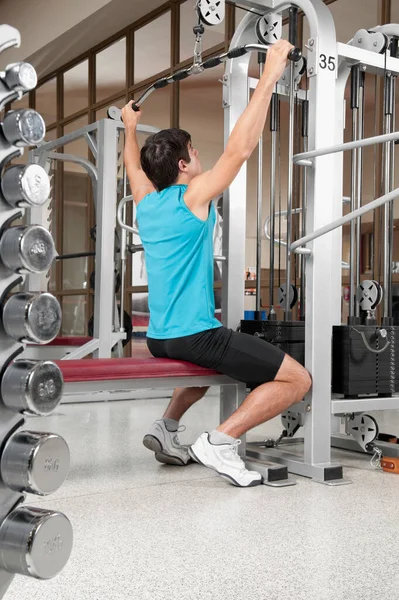 Spor Salonunda Dambıllarla Egzersiz Yapan Genç Bir Adam — Stok fotoğraf