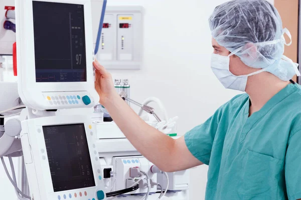 Doctora Que Trabaja Con Una Tableta Digital Hospital —  Fotos de Stock