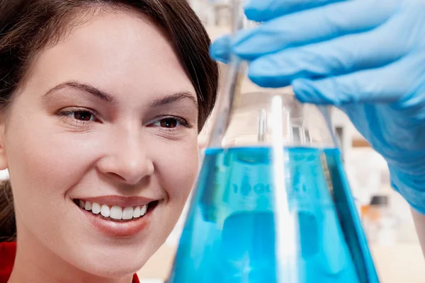 Mujer Joven Científica Trabajando Laboratorio —  Fotos de Stock