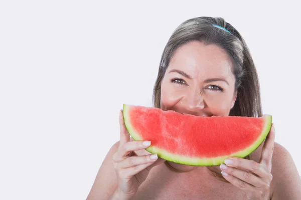 Junge Frau Mit Einer Scheibe Wassermelone Auf Weißem Hintergrund — Stockfoto