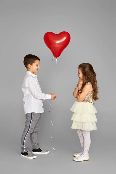 Couple Petite Fille Garçon Avec Des Ballons Coeur Rouge Isolé — Photo