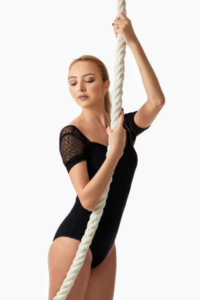 Красива Блондинка Чорному Комбінезоні Позує Мотузкою Білому Фоні Студії — стокове фото