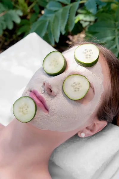 Wanita Muda Dengan Masker Rambutnya Kecantikan Perawatan Kulit Kosmetik Spa — Stok Foto