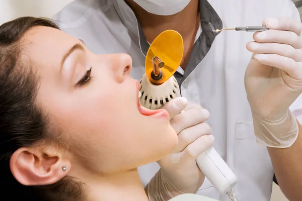 Tandarts Het Onderzoeken Van Tanden Met Tandheelkundig Gereedschap Kliniek — Stockfoto