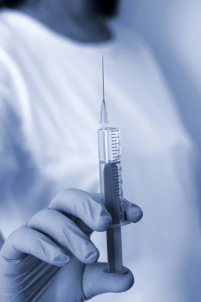 Lékař Držící Injekční Stříkačku Vakcínou — Stock fotografie