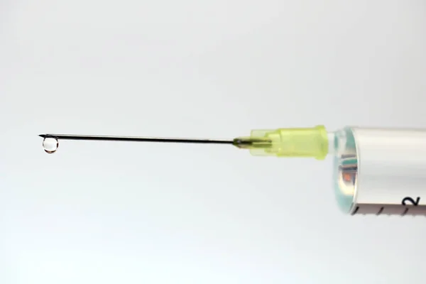 Fecskendő Tűvel Vakcinával Fehér Alapon — Stock Fotó