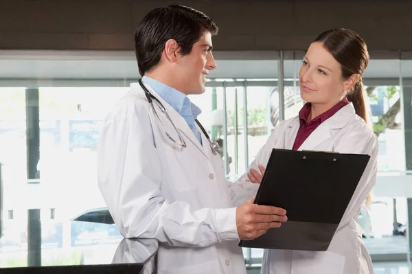 病院で何かを話し合う医者と看護師 — ストック写真
