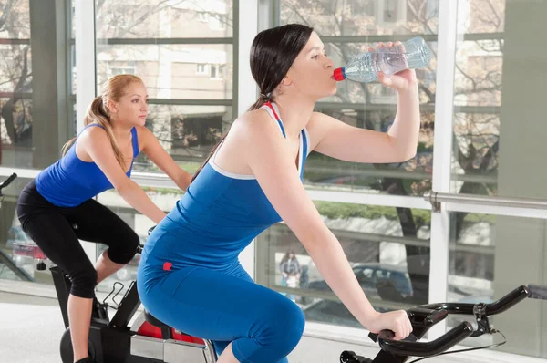 Young Woman Her Fitness Trainer Exercising Gym — Stock Photo, Image