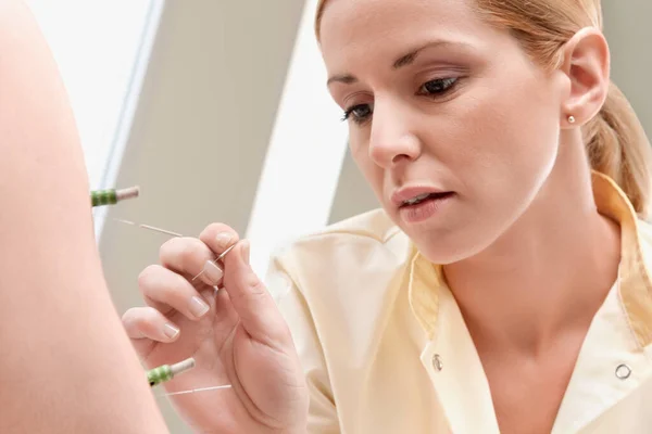 Young Woman Syringe Clinic — Stock Photo, Image